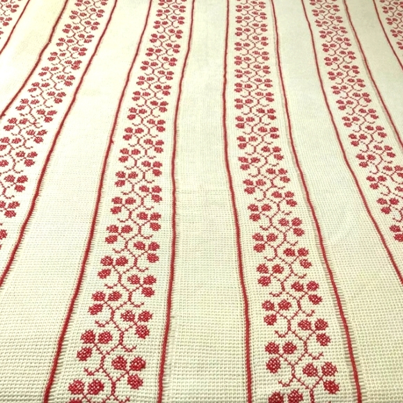 COPY - 🥀Vintage ❤Handcrafted Embroidered & Crocheted Throw, Coverlet❤ - Picture 7 of 7